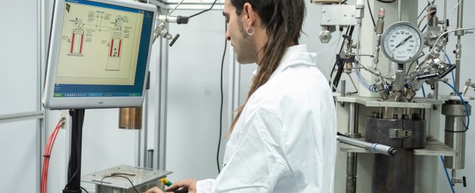 Tecnología de pirólisis para el tratamiento circular de residuos plásticos complejos