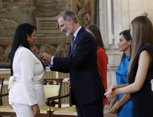 Tamara Fernández recibe la Cruz Oficial del Mérito Civil
